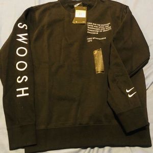 Men’s Nike long sleeves sweatshirt.